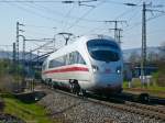 ICE 1612 nach Berlin Gesundbrunnen biegt in Saalfeld an der Bahnhofsausfahrt auf die Saalbahn.